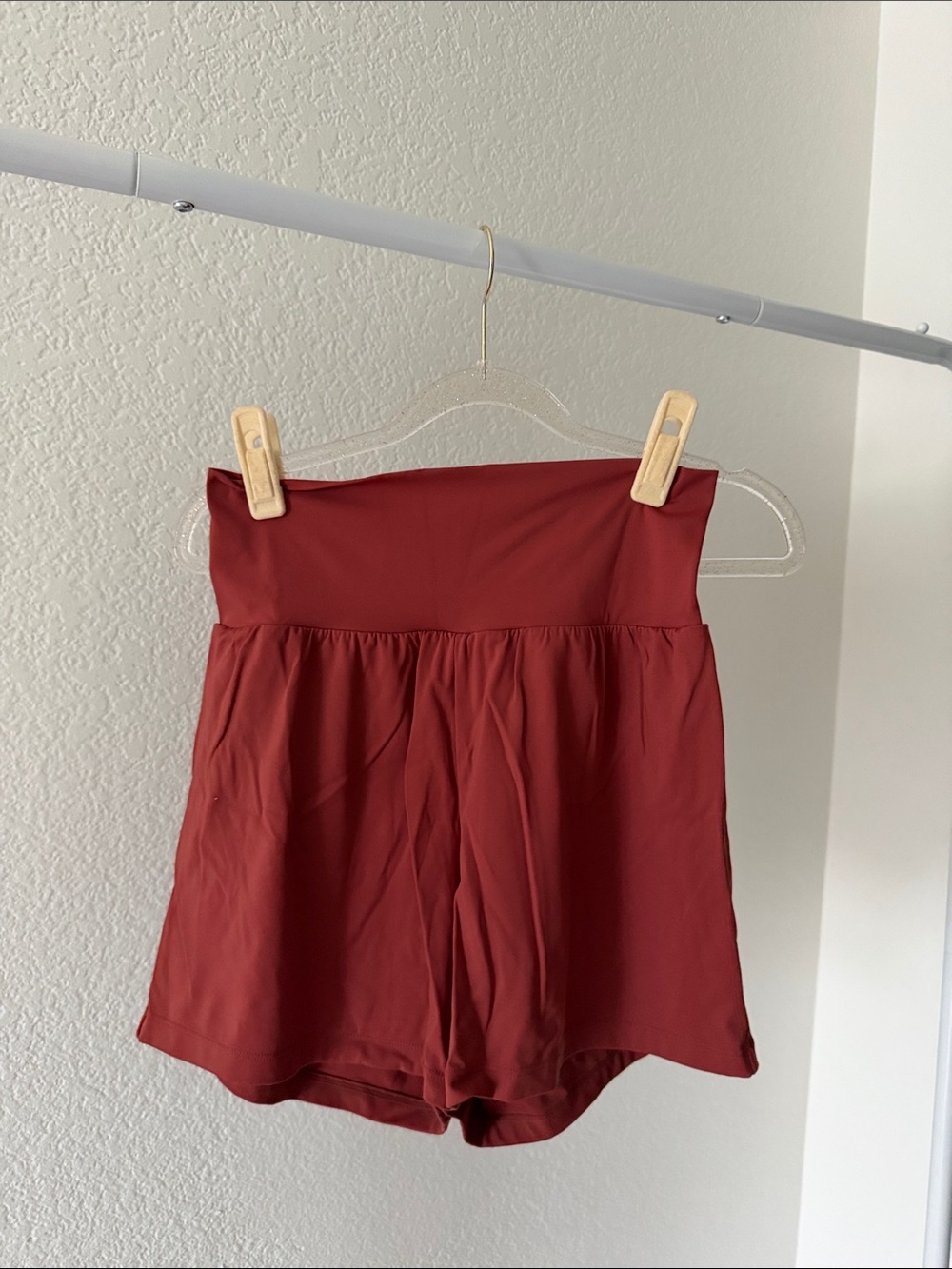 HALARA High-Waist Shorts in Burgundy Red